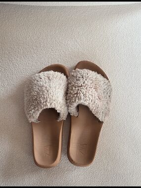 FREE w/ Bundle • Fuzzy Slide Slippers Size 6-7